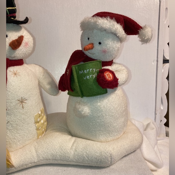 HALLMARK SNOW COUPLE MUSICAL CAROLERS - Picture 4 of 9
